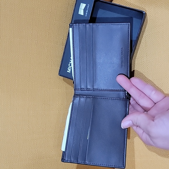 Michael Kors wallet - Picture 2 of 2